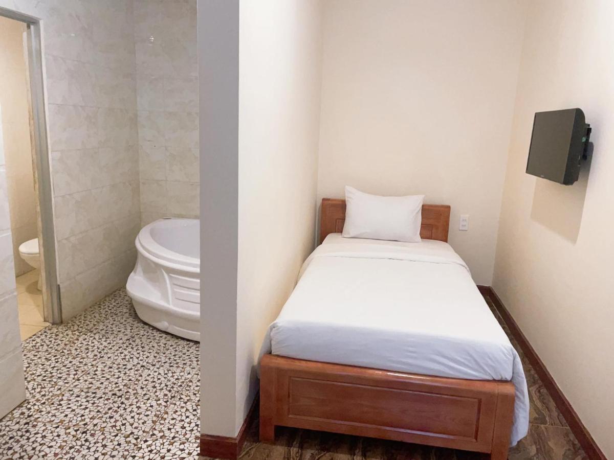 Hung Vuong Hotel Pleiku Buitenkant foto